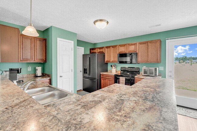 Building Photo - Beautiful 3bd/3ba WITH fenced in yard! UNFURNISHED!