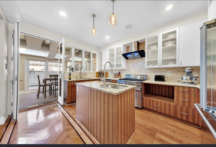 Building Photo - 32 E 74th St