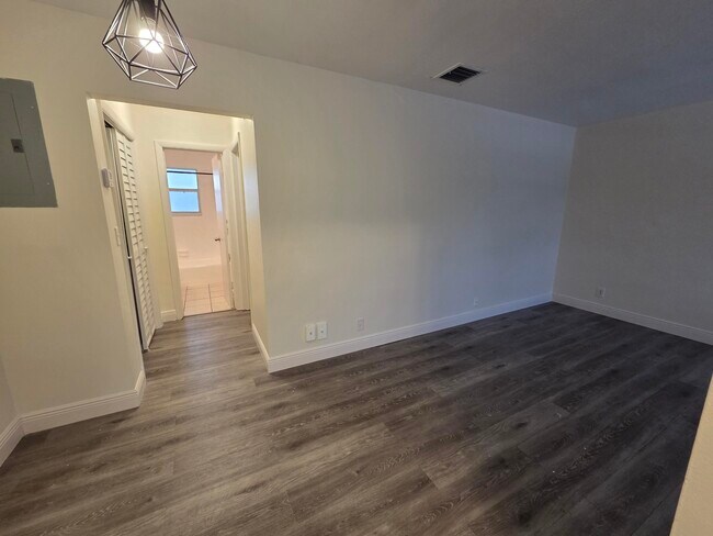 Building Photo - 1810 NE 56th St