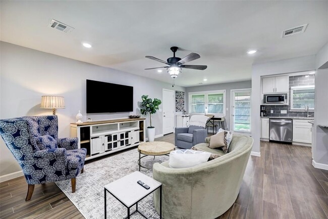 Building Photo - 7926 Ridgeview Dr