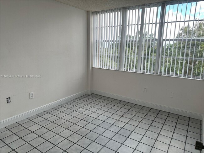 Building Photo - 1100 St Charles Pl