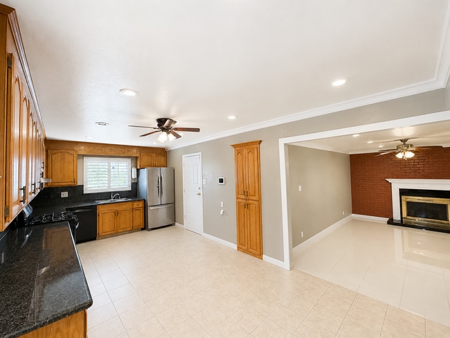 Building Photo - Welcome to this stunning 3 bedroom, 2 bathroom home located in Fremont