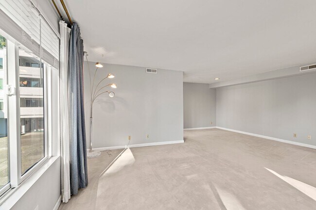 Building Photo - Amazing 2bed/1.5bath Condo Unit with Private Balcony in Meridian Park!