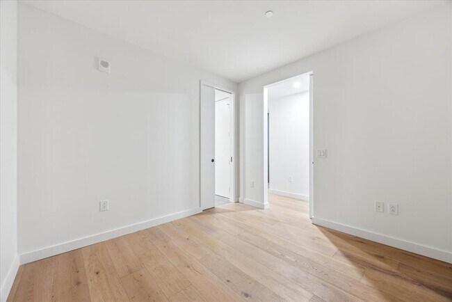 Building Photo - 610 Davis St