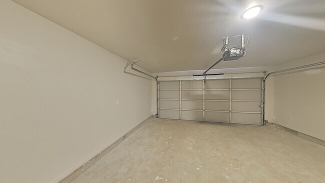 Building Photo - 2 Bedroom 2 Bathroom 2 Car Garage Duplex w...