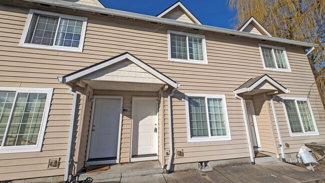 Primary Photo - Wonderful townhouse in Forest Grove