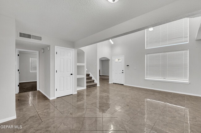 Building Photo - 10400 Valle Koki Dr