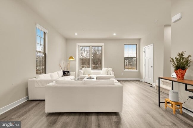 Building Photo - 9639 Tall Oaks Rd