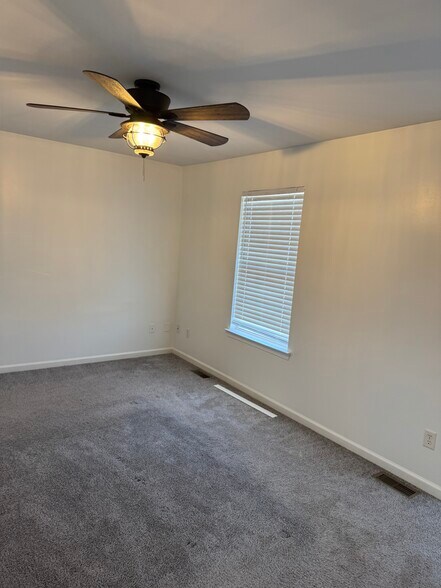 Master bedroom - 517 Aidone Dr