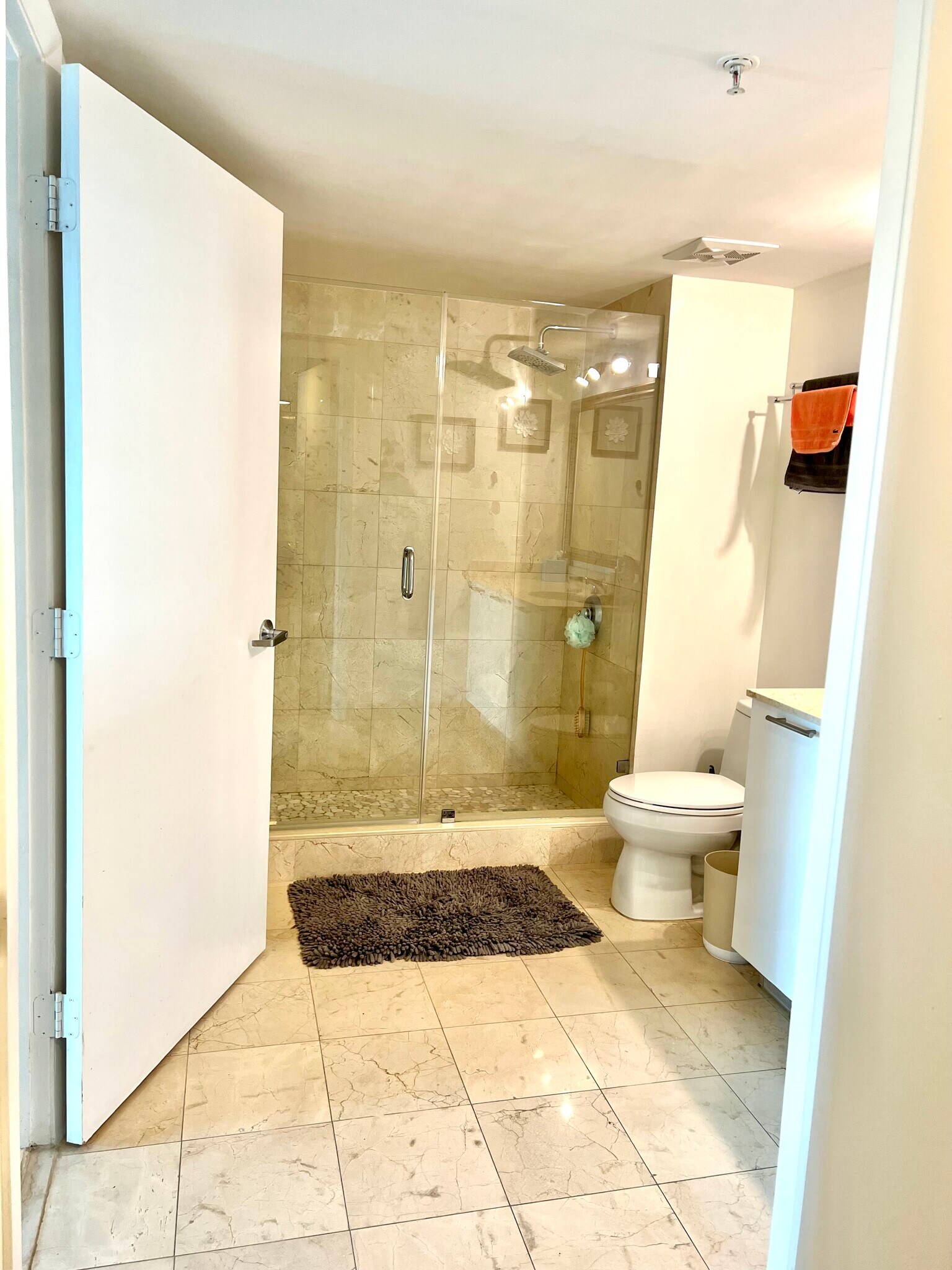 Shower bathroom - 1800 N Bayshore Dr