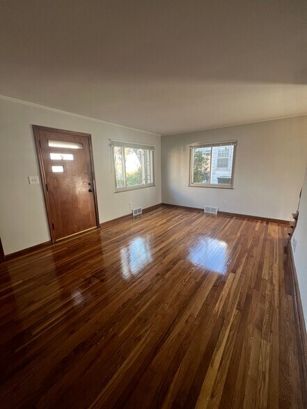 Building Photo - 1324 Meadow Rd