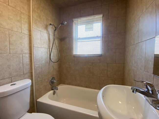 Building Photo - 2 bed 1 bath now available near Chatman Park