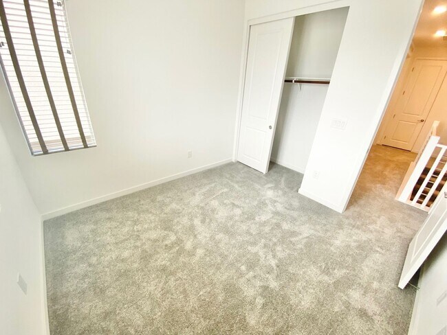 Building Photo - STUNNING LIKE NEW SINGLE-FAMILY HOME 3 BEDROOM / 2.5 BATHROOMS, WITH 2 CAR GARAGE!!