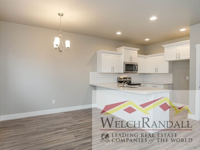 Building Photo - Beautiful 3 Bed 2.5 Bath Townhome in West ...