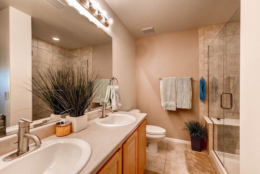 Master bath - 6079 Raleigh Cir