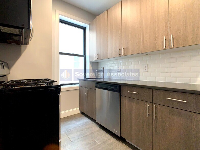 Building Photo - 184 Nagle Ave