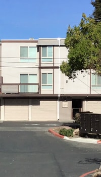 Building Photo - 2033 Sierra Rd