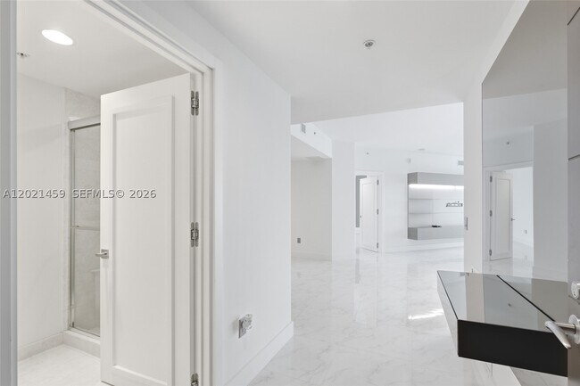 Building Photo - 17301 Biscayne Blvd