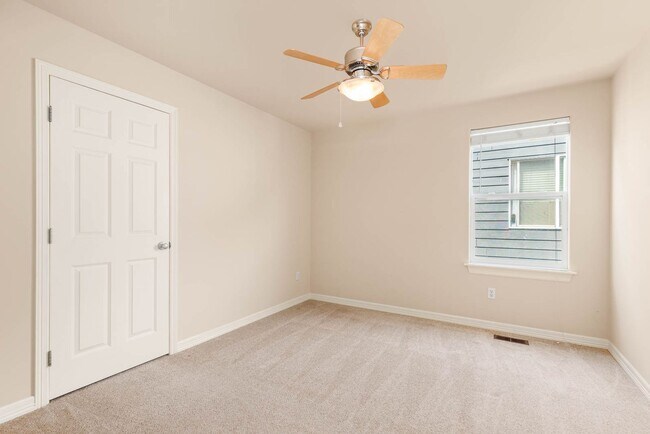 Building Photo - Stunning 4 bedroom Home in Coveted Deer Ridge Community