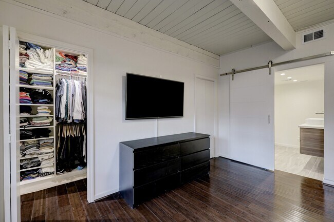 Building Photo - 2117 1/2 Hazard St