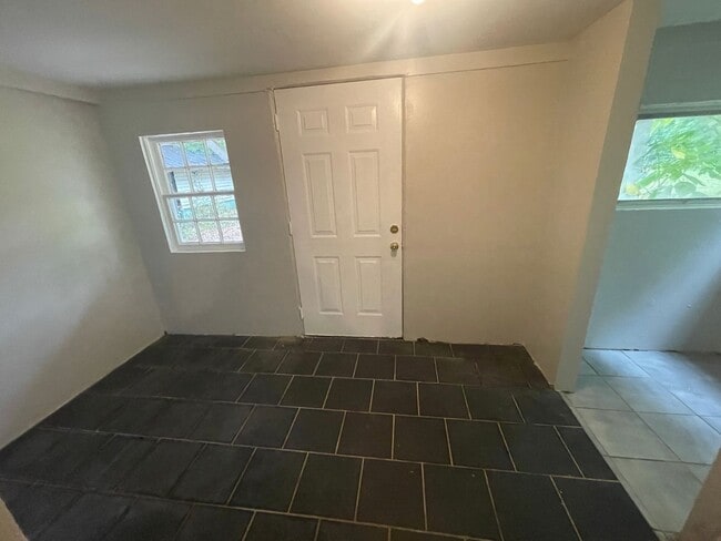 Building Photo - 3 bedroom 1 bath house available!  Freshly...