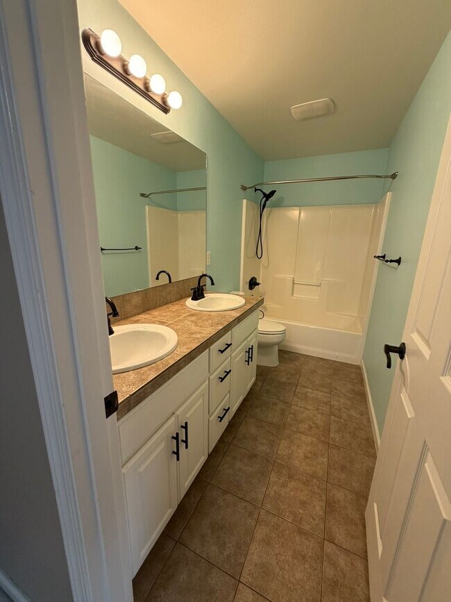 Building Photo - 5207 Villa Dr