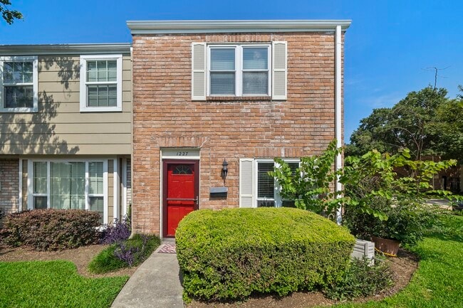 Primary Photo - 1227 Country Pl Dr