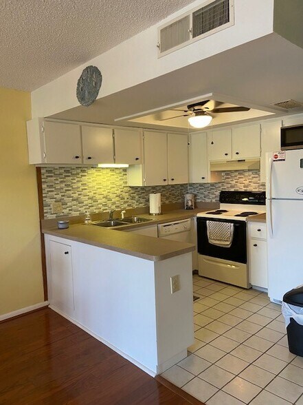 Building Photo - 200 Meres Blvd