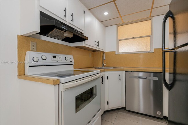 Building Photo - 1975 NE 135th St