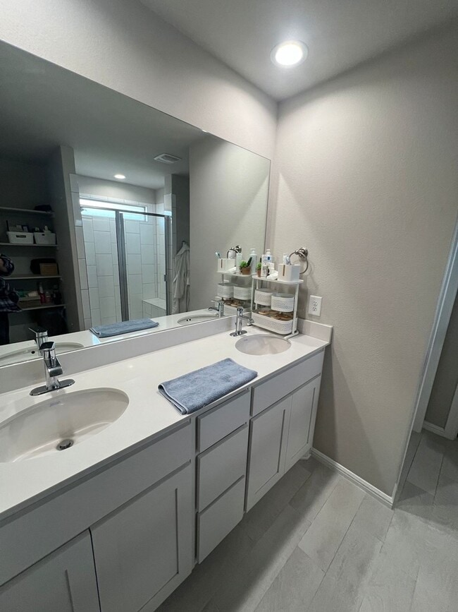 Building Photo - 7600 Silver Crk Ct