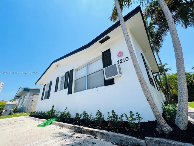 Building Photo - 3208 Canal Dr