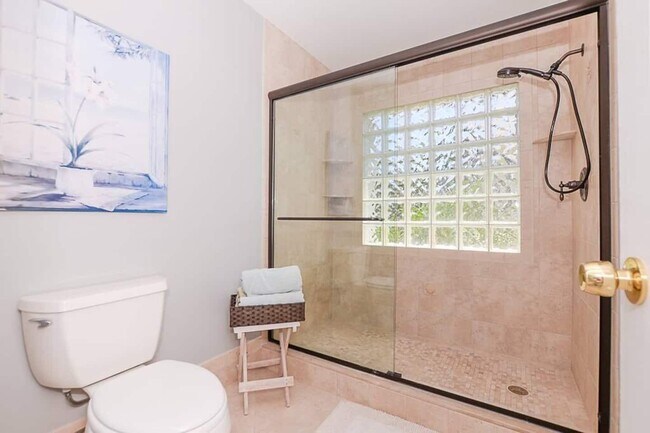 Building Photo - 4031 NE Breakwater Dr