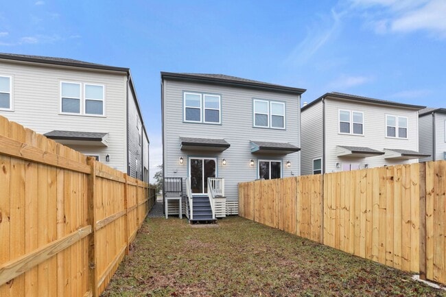 Building Photo - 2BD/2.5BA Townhouse w/ Private Fenced in Backyard, Covered Off Street Parking!