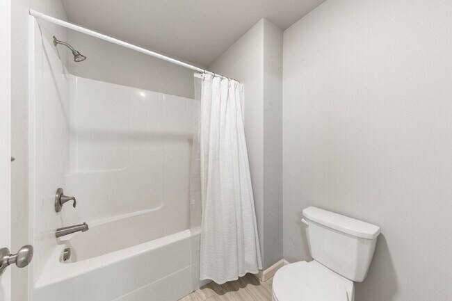 Building Photo - Spacious 4 bedroom home in Dayton