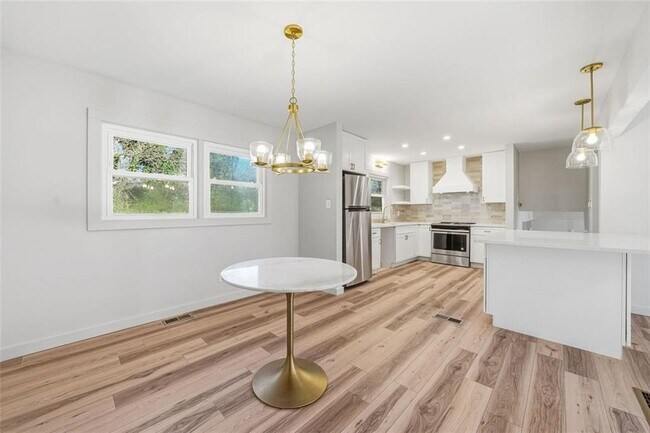 Building Photo - 3400 Elm Creek Dr