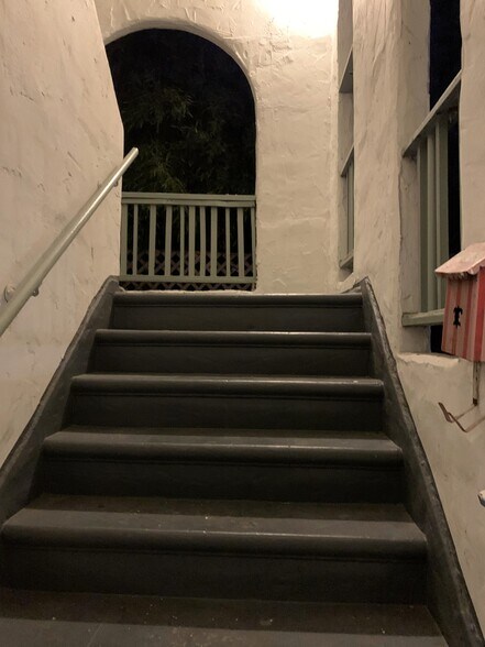Building Photo - 808 N Poinsettia Pl