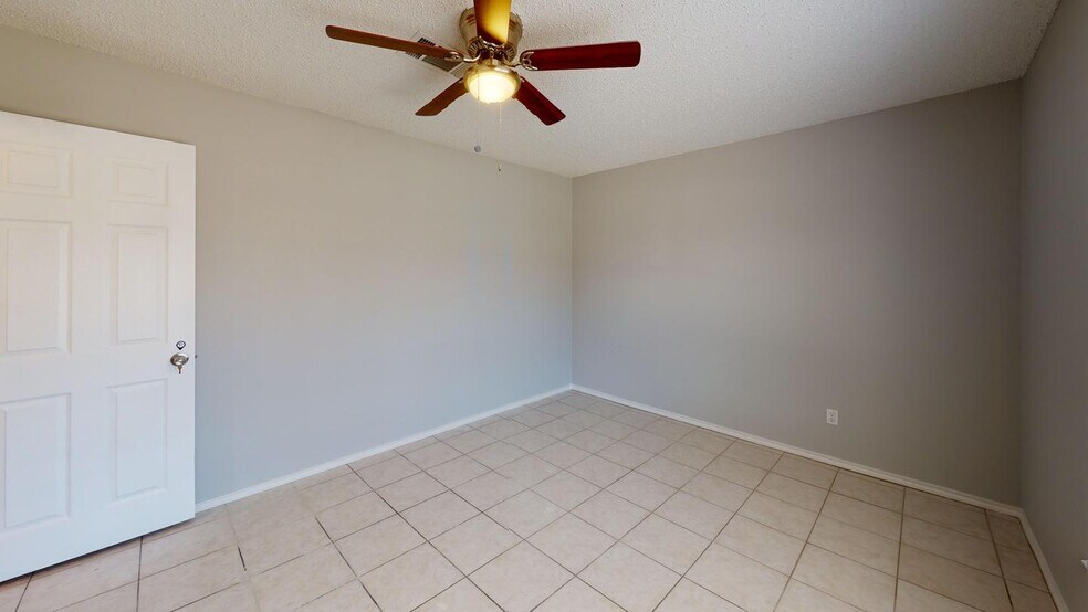 Building Photo - 7900 Bramble Bush Dr