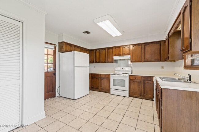 Building Photo - 116 Longfellow Dr