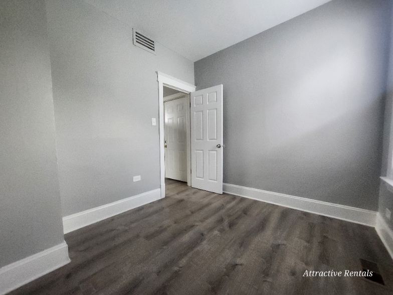 Building Photo - 90 W 80th St