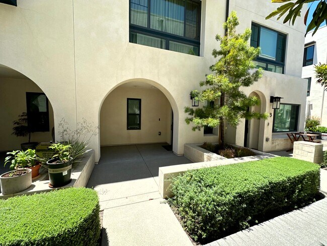 Primary Photo - Fantastic 3 Story Townhome - 2 bedrooms - ...