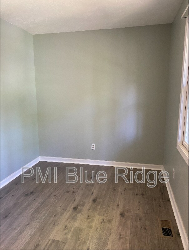 Building Photo - 325 Comet Dr