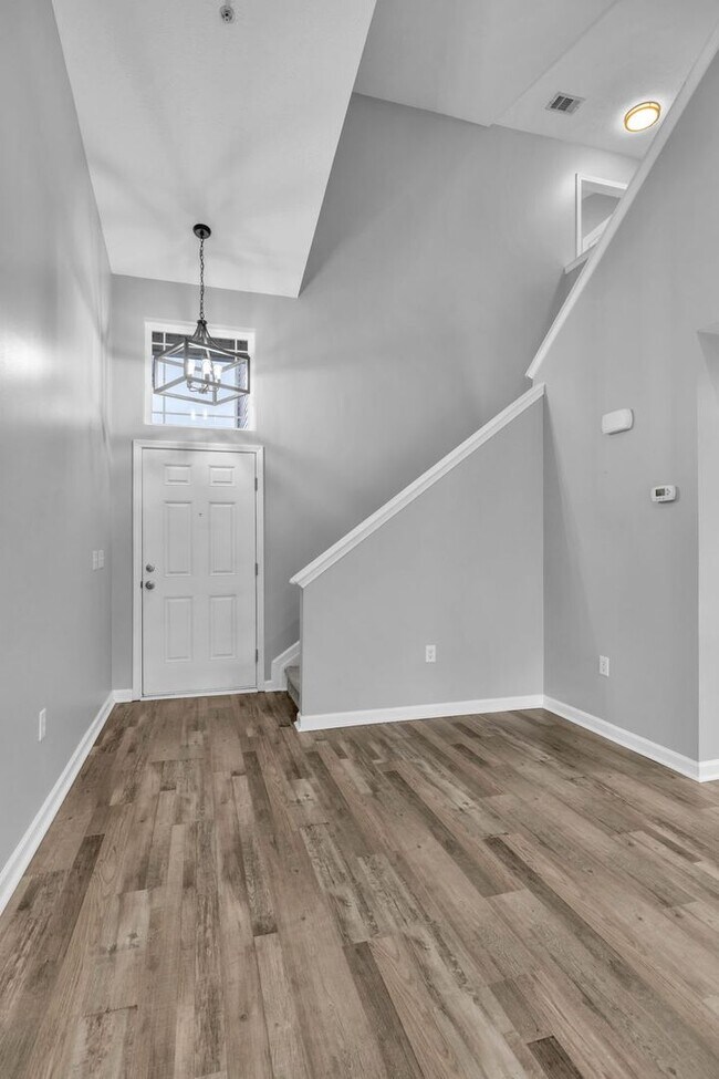 Building Photo - Move-in Ready Townhome in heart of Spring Hill