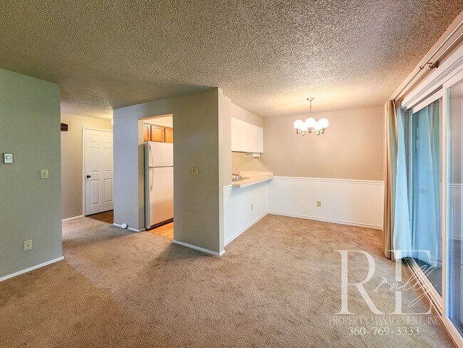 Building Photo - Upstairs Condo at The Narrows – Pool, Club...