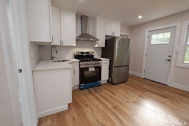 Building Photo - 74 Davis St