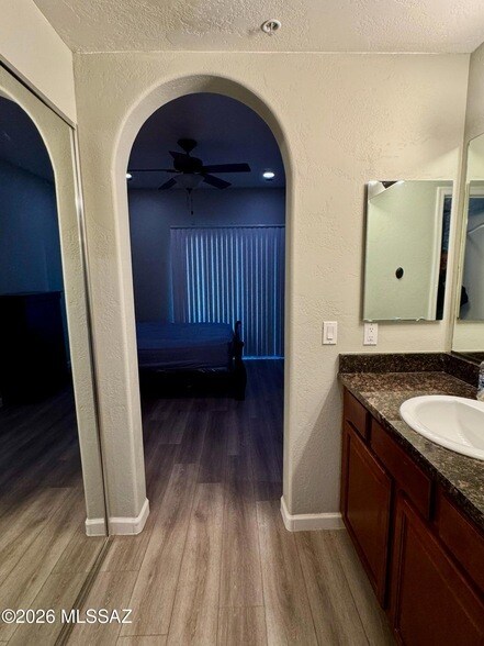 Building Photo - 2550 E River Rd