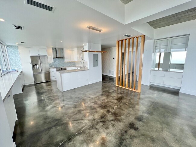 Building Photo - Private 16th-Floor Oceanview Residence with Belmont Pier Views