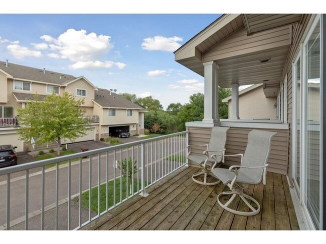 Deck. - 4800 Underwood Ln N