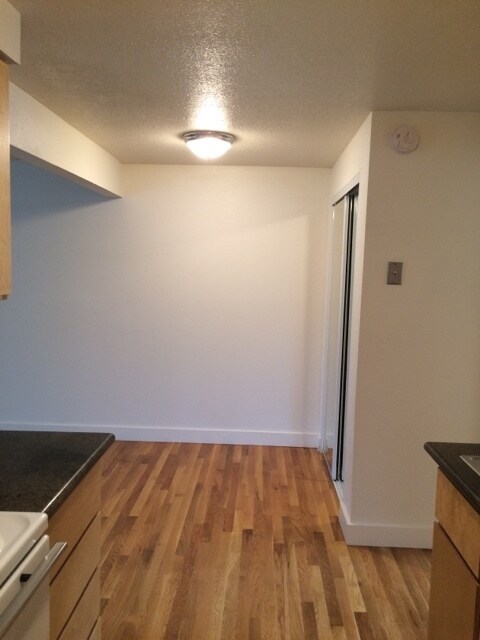 Building Photo - Ainsworth Court Hardwoods Pet Parking Bus/Bike