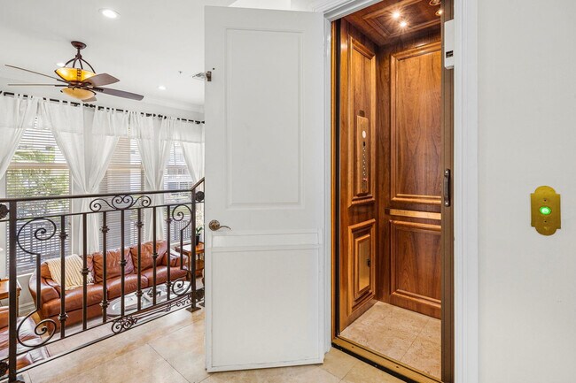 Building Photo - 514 N Birch Rd