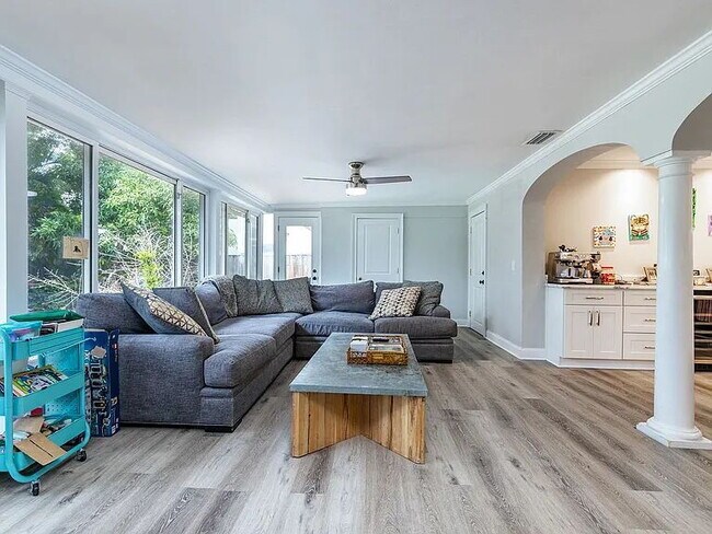 Building Photo - Rare South Tampa Rental in Virginia Park | Huge Private Backyard